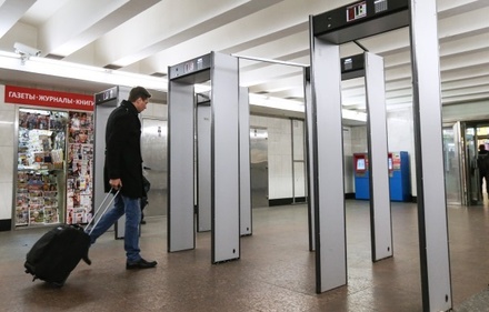 В московском метро рассказали о найденных у пассажиров саблях и гранатах 