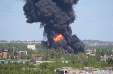 В Ярославле горит склад с горюче-смазочными материалами