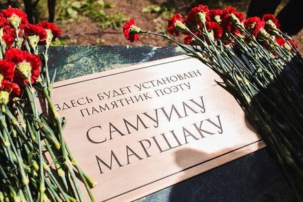 Жители центра Москвы добились переноса памятника Самуилу Маршаку