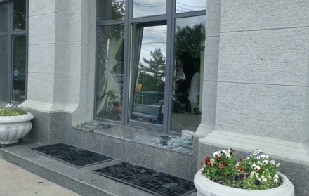 В Омске неизвестный разбил кувалдой окна в мэрии города
