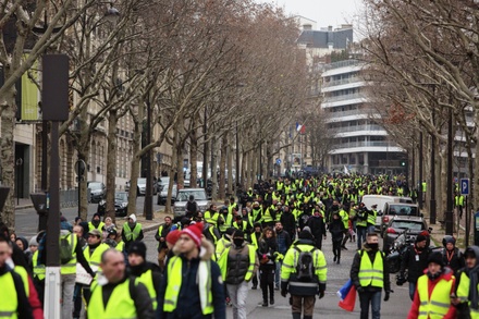 В акции «жёлтых жилетов» в Париже участвуют около 800 человек