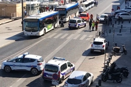 Автомобиль въехал в автобусные остановки в Марселе
