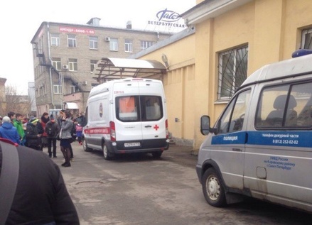 Очевидцы сообщили об эвакуации школы на Турбинной улице в Петербурге