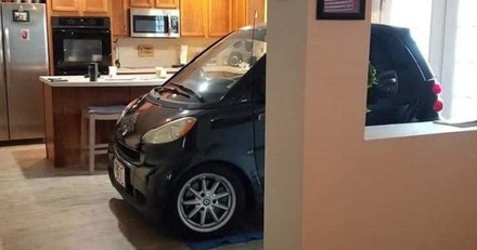 Американец спрятал автомобиль от урагана «Дориан» на кухне