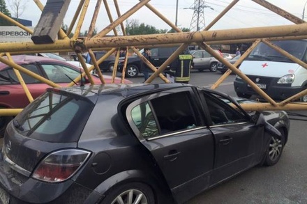 На Калужском шоссе башенный кран упал на автомобиль