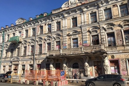 Московские активисты заколотили пострадавший от вандалов «Дом с атлантами»