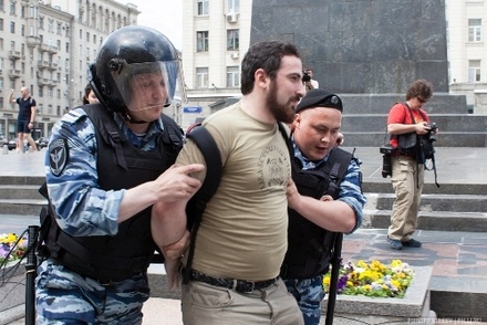 Полицейские поблагодарили активистов, разогнавших гей-акцию в центре Москвы