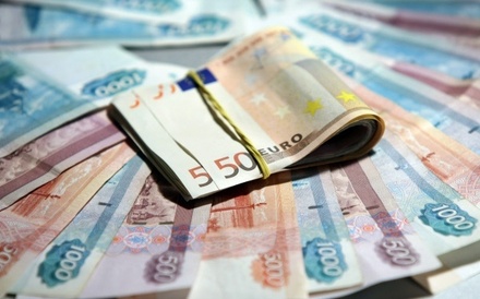 Евро поднялся выше 71 рубля впервые с конца февраля