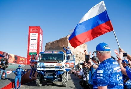 Владимир Путин поздравил экипаж «КАМАЗ-Мастер» с победой на ралли «Дакар»