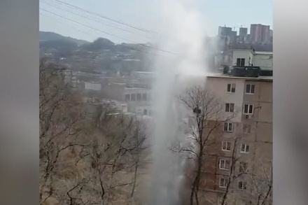Трубу с горячей водой прорвало во Владивостоке
