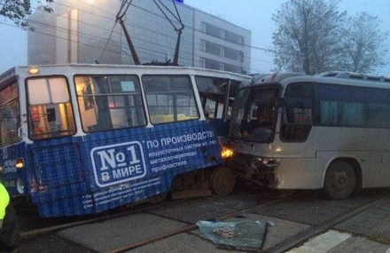 В Иркутске трамвай разорвало на две части после столкновения с автобусом 