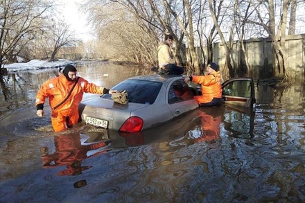 Под Новосибирском спасатели вынесли на сушу женщину, чья машина утонула в луже