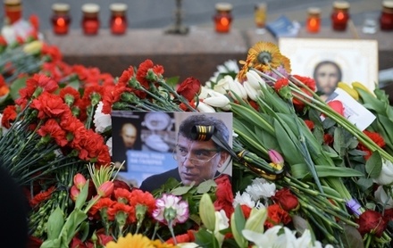 Соратники Немцова назвали свинством уничтожение импровизированного мемориала политика