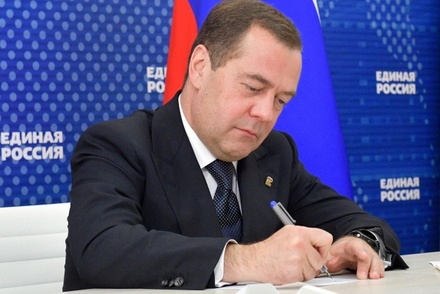 Медведев поддержал предложение снизить порог беспошлинного ввоза посылок