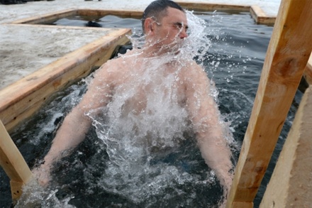 В РПЦ рекомендовали в этом году отказаться от крещенских купаний