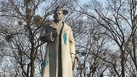 В Киеве вандалы осквернили памятник советскому генералу Николаю Ватутину