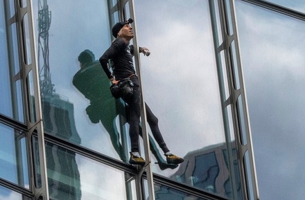 Французский «человек-паук» поднялся на 152-метровый небоскрёб под Парижем