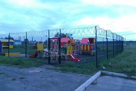 В Омске детскую площадку обнесли колючей проволокой