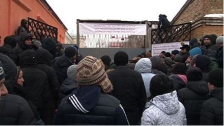 Более тысячи мигрантов штурмуют здание ФМС в Екатеринбурге
