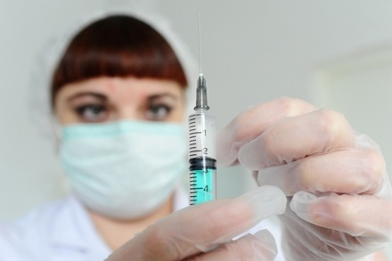 Первую российскую вакцину от коронавируса запретили вводить детям