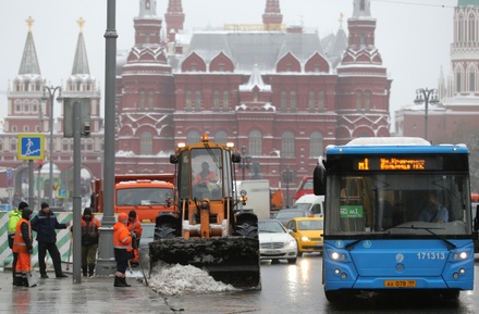 Власти Москвы просят водителей пересесть на общественный транспорт из-за снегопада