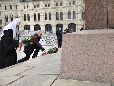 Путин возложил цветы к памятнику Минину и Пожарскому