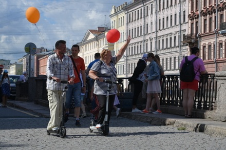 В Санкт-Петербурге рассмотрят запрет на движение электросамокатов по тротуару
