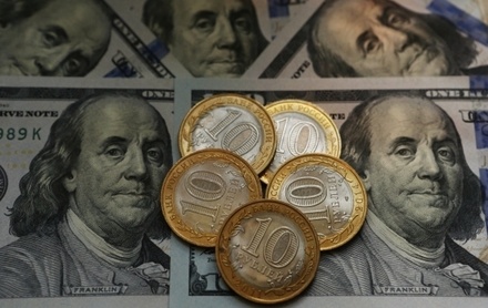 Средневзвешенный курс доллара вырос на 1 рубль 72 копейки