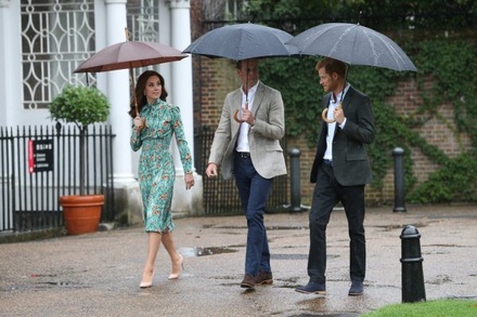 Кейт Мидлтон с принцами Уильямом и Гарри почтили память принцессы Дианы