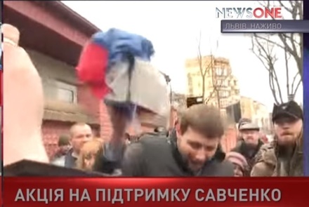 Депутат Рады сорвал триколор с российского консульства во Львове