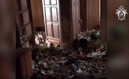 СКР опубликовал видео из московской квартиры с брошенной девочкой