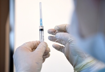 В США приостановили правило об обязательной вакцинации сотрудников крупных компаний