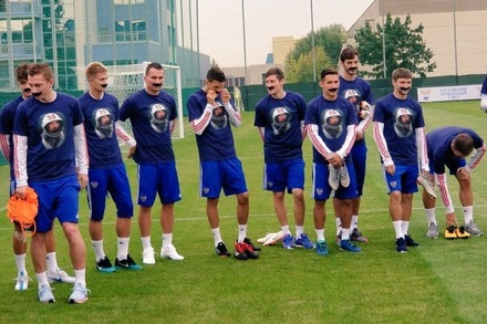 Футболисты сборной России с накладными усами поздравили Черчесова с юбилеем