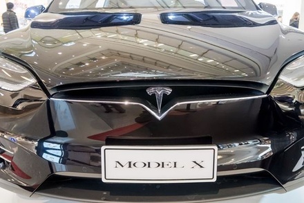 Компания Tesla отозвала свыше 50 тысяч машин из-за проблем с тормозом