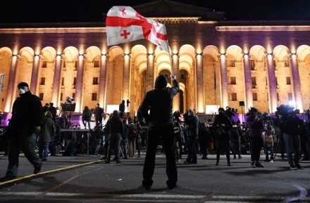 В Тбилиси тысячи жителей выступают против закона об иноагентах