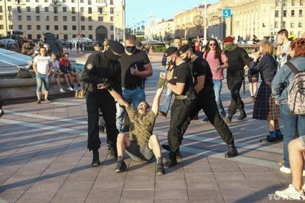 В Минске на площади Независимости милиция задержала двух протестующих