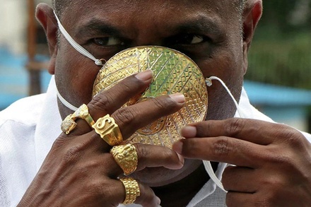 Индийский бизнесмен заказал золотую маску для защиты от коронавируса