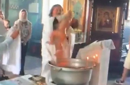 В Гатчине священник нанёс травмы годовалому ребёнку при крещении