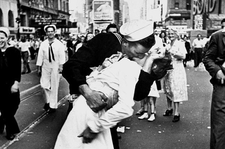 Сотни пар вышли улицы Нью-Йорка повторить поцелуй со знаменитого снимка 1945 года
