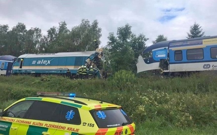 Два человека погибли при столкновении поездов в Чехии