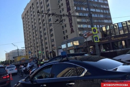 Очевидцы сообщают о ДТП на Калужской площади в Москве