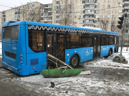 Очевидцы сообщили о ДТП с двумя автобусами возле станции метро «Выхино»