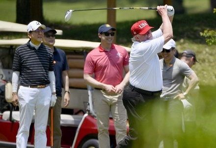 Дональд Трамп сыграл в гольф с премьер-министром Японии