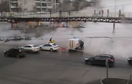 В Петербурге из-за аварии на теплотрассе по улице разлился кипяток