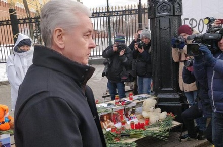 Собянин возложил цветы на Манежной площади к мемориалу в память о погибших в Кемерове