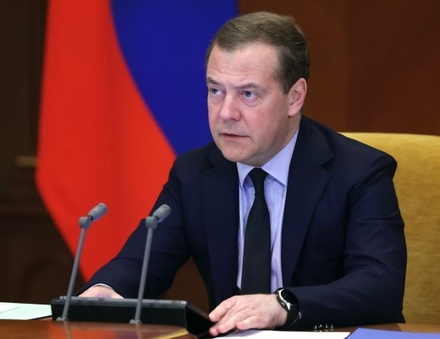 Медведев: поставки Польшей танков не спасут распадающуюся на части Украину