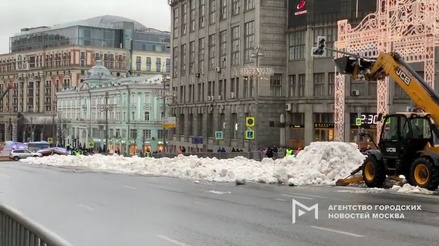 Московские власти объяснили происхождение снега на Тверской улице