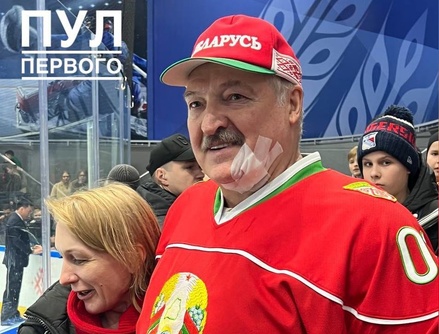 Александра Лукашенко ударили клюшкой во время хоккейного матча