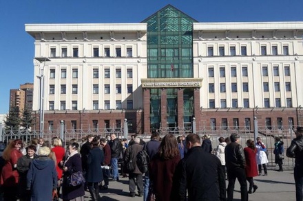 В Петербурге из-за анонимных звонков о минировании эвакуируют несколько  судов