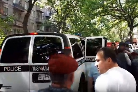 Полицейские задержали напавшего на банк в центре Еревана